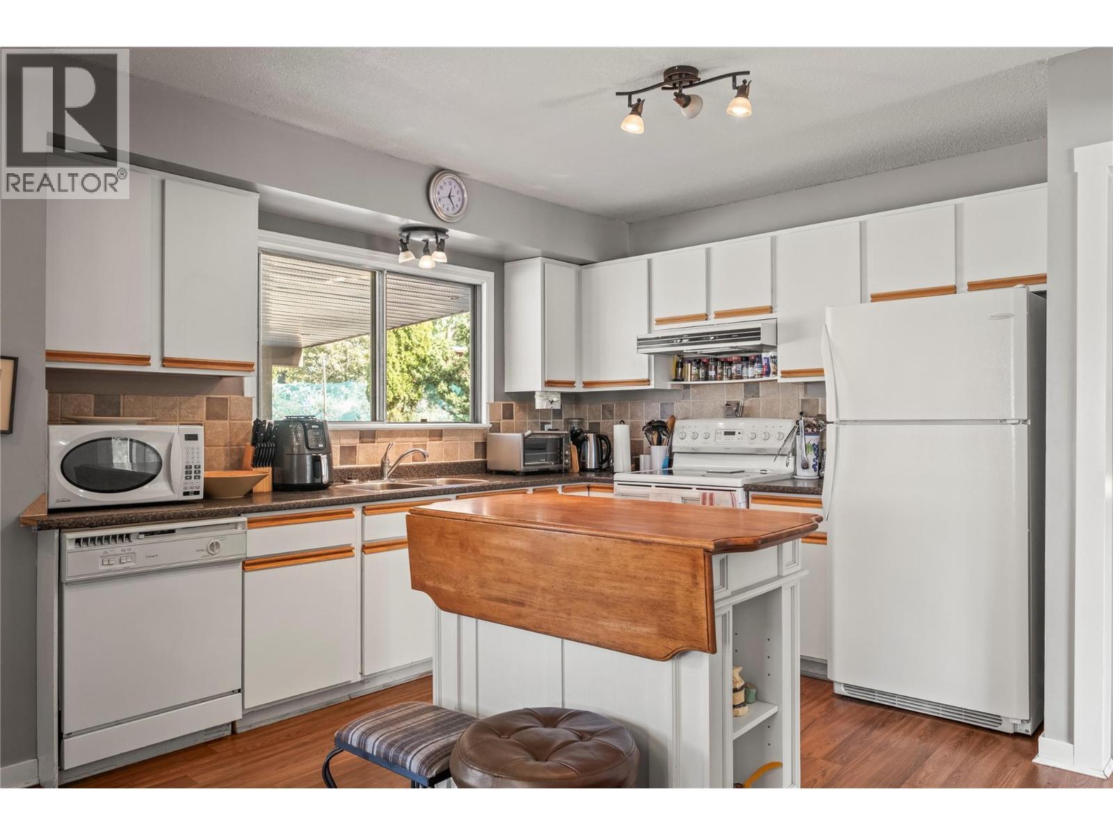 2107 24 Avenue, Vernon, BC - Indoor Photo Showing Kitchen