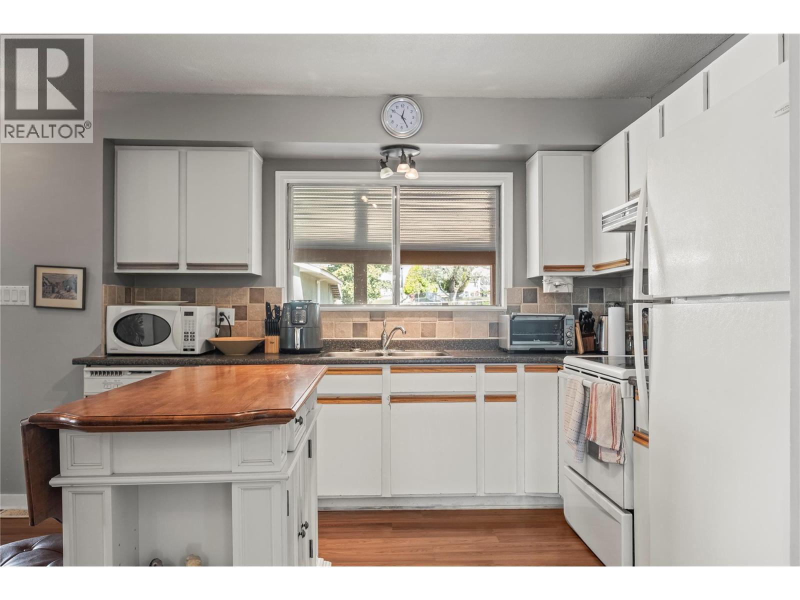 2107 24 Avenue, Vernon, BC - Indoor Photo Showing Kitchen With Double Sink