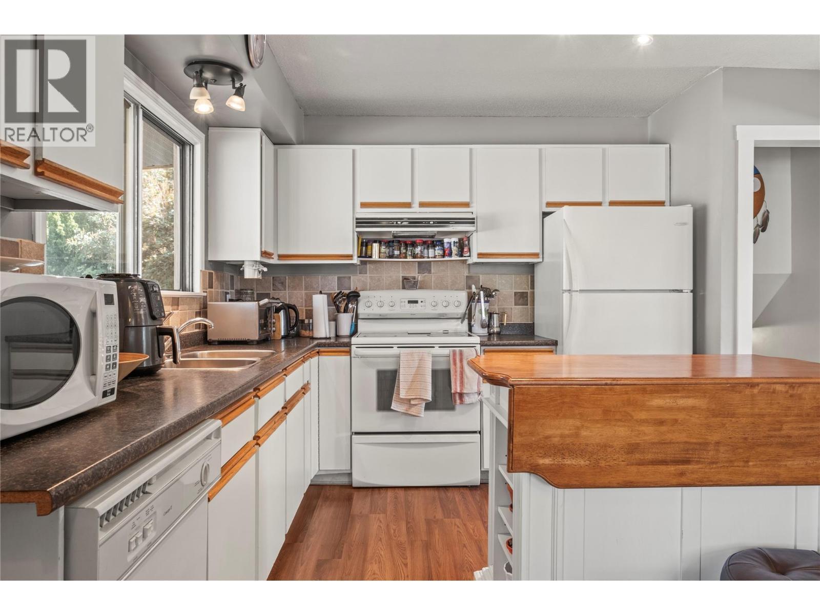 2107 24 Avenue, Vernon, BC - Indoor Photo Showing Kitchen