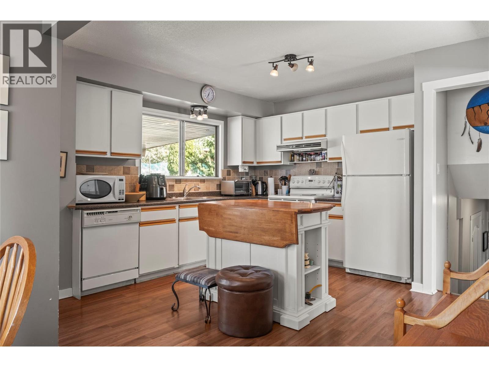 2107 24 Avenue, Vernon, BC - Indoor Photo Showing Kitchen