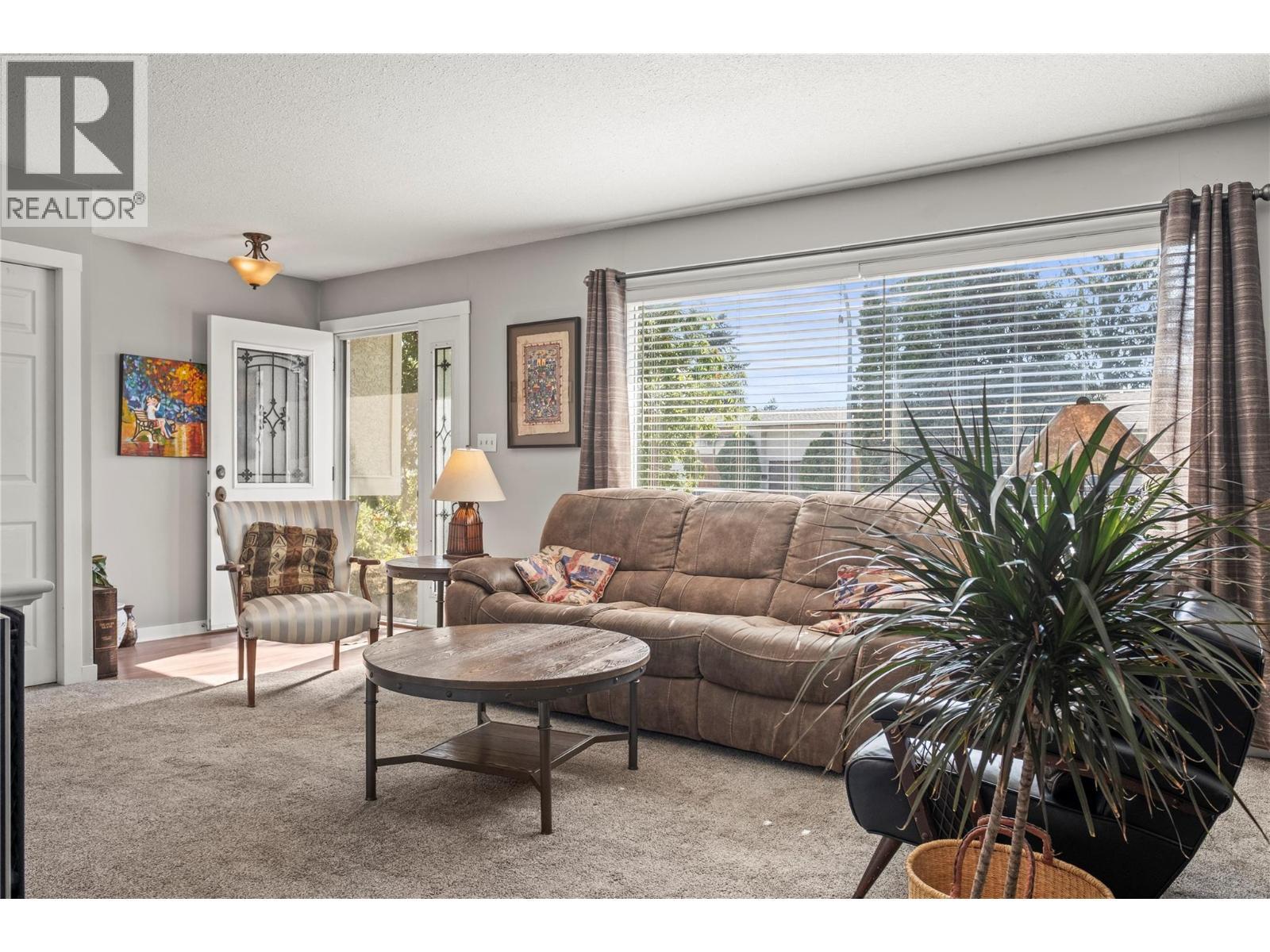 2107 24 Avenue, Vernon, BC - Indoor Photo Showing Living Room