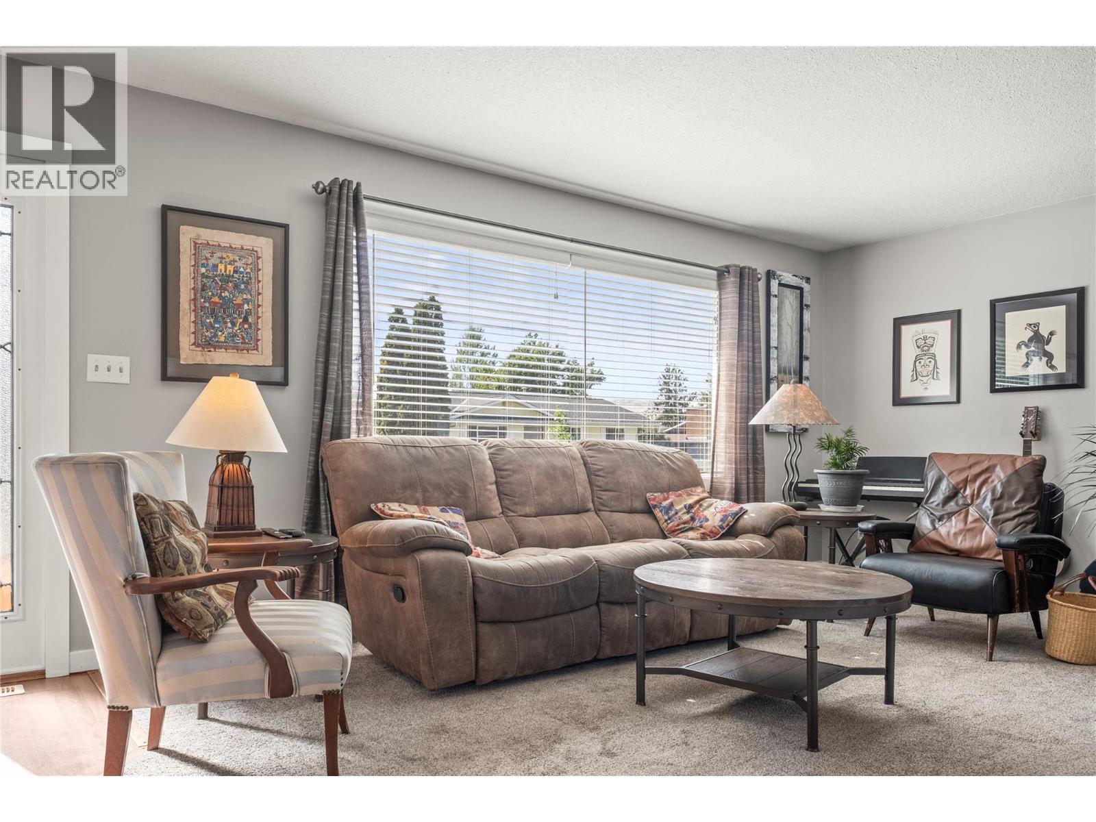 2107 24 Avenue, Vernon, BC - Indoor Photo Showing Living Room