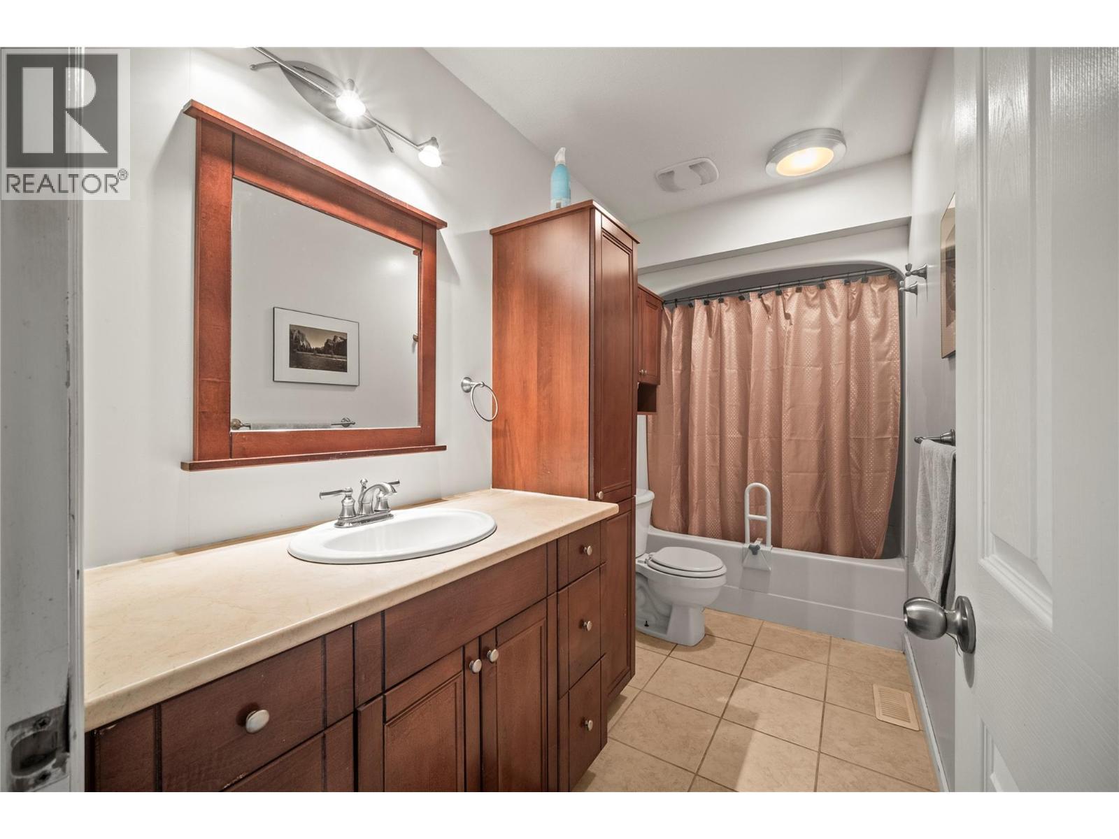 2107 24 Avenue, Vernon, BC - Indoor Photo Showing Bathroom