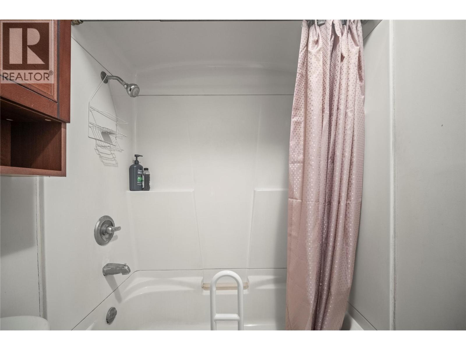 2107 24 Avenue, Vernon, BC - Indoor Photo Showing Bathroom