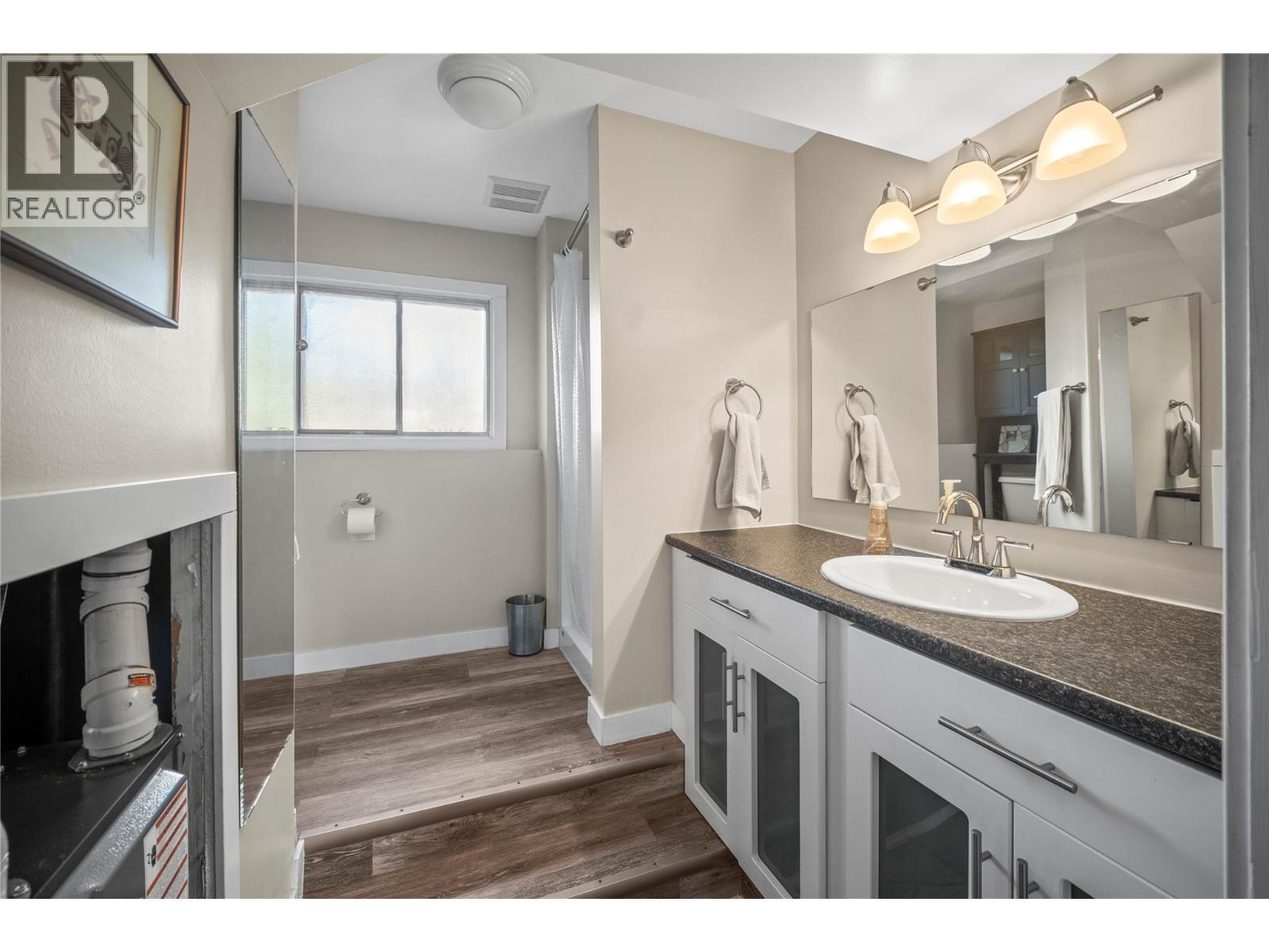 2107 24 Avenue, Vernon, BC - Indoor Photo Showing Bathroom