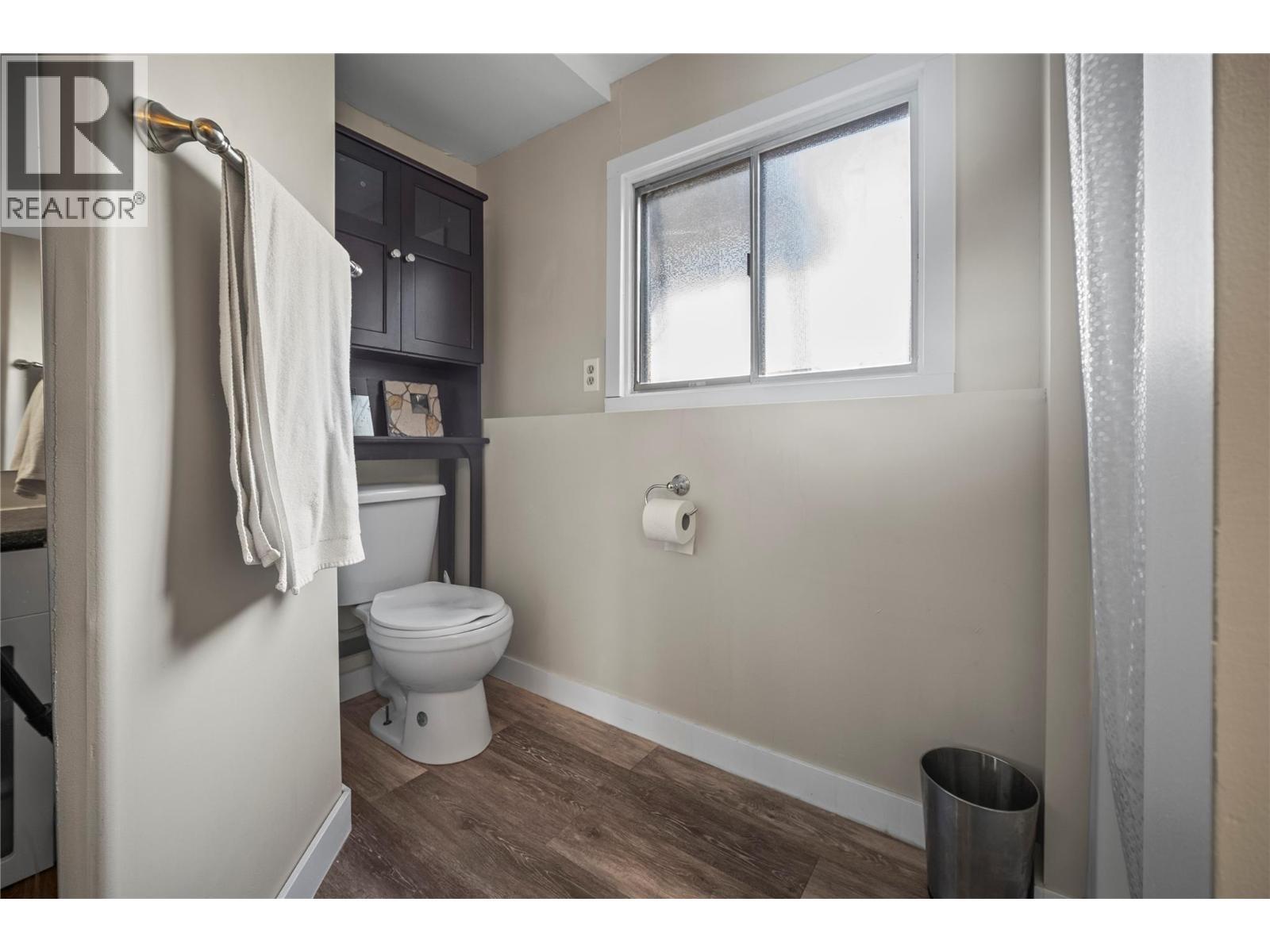 2107 24 Avenue, Vernon, BC - Indoor Photo Showing Bathroom