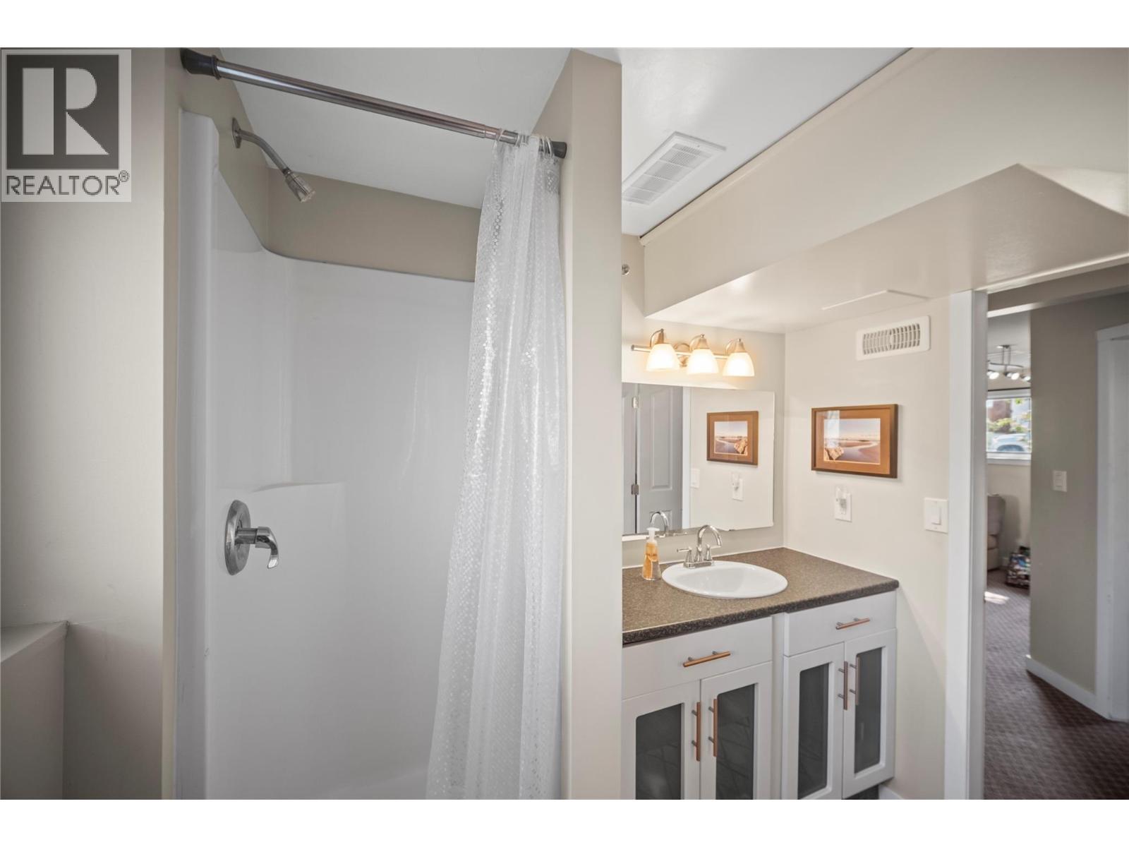 2107 24 Avenue, Vernon, BC - Indoor Photo Showing Bathroom