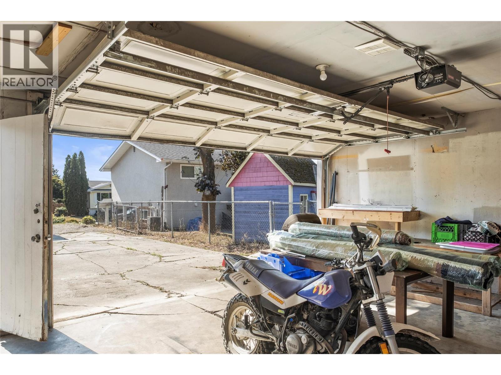 2107 24 Avenue, Vernon, BC - Indoor Photo Showing Garage