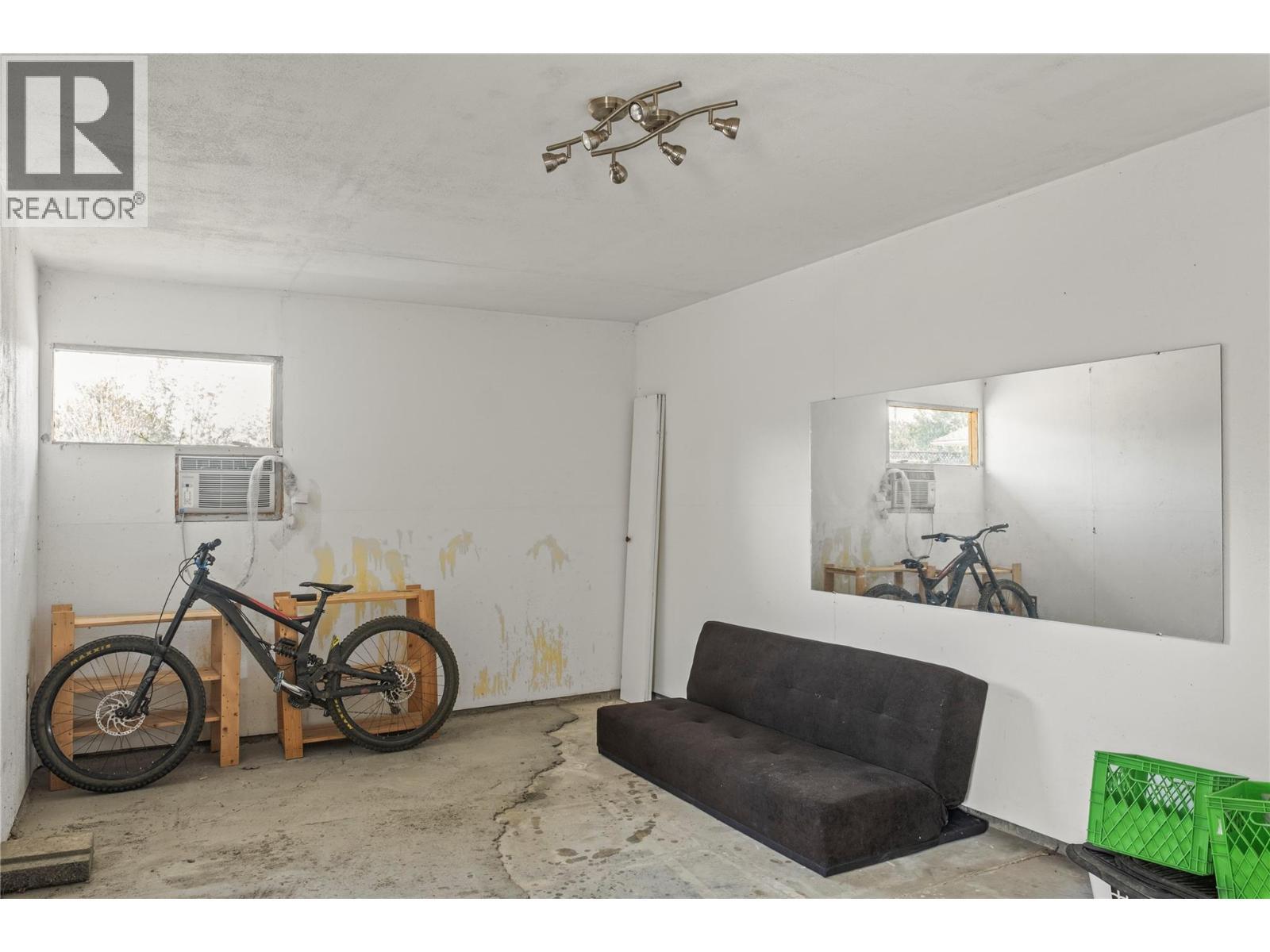 former gym/workshop - 2107 24 Avenue, Vernon, BC - Indoor