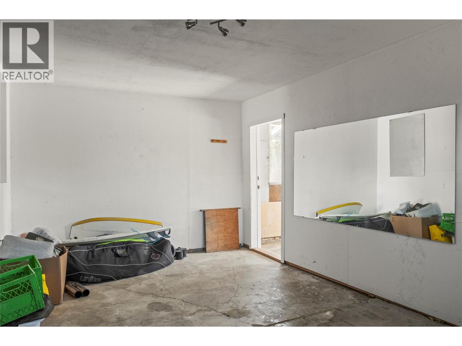 workshop/former gym - 2107 24 Avenue, Vernon, BC - Indoor Photo Showing Other Room