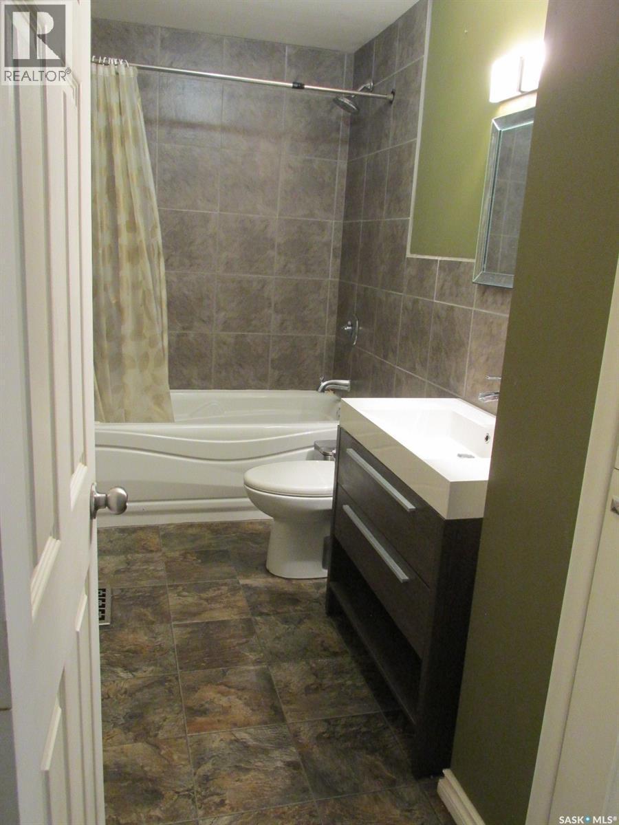 617 8Th Avenue W, Nipawin, SK - Indoor Photo Showing Bathroom