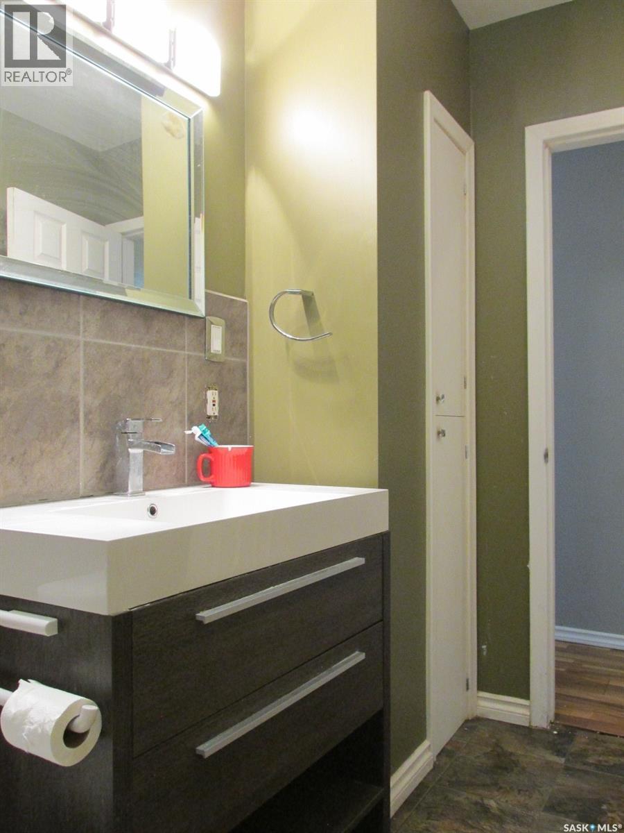 617 8Th Avenue W, Nipawin, SK - Indoor Photo Showing Bathroom