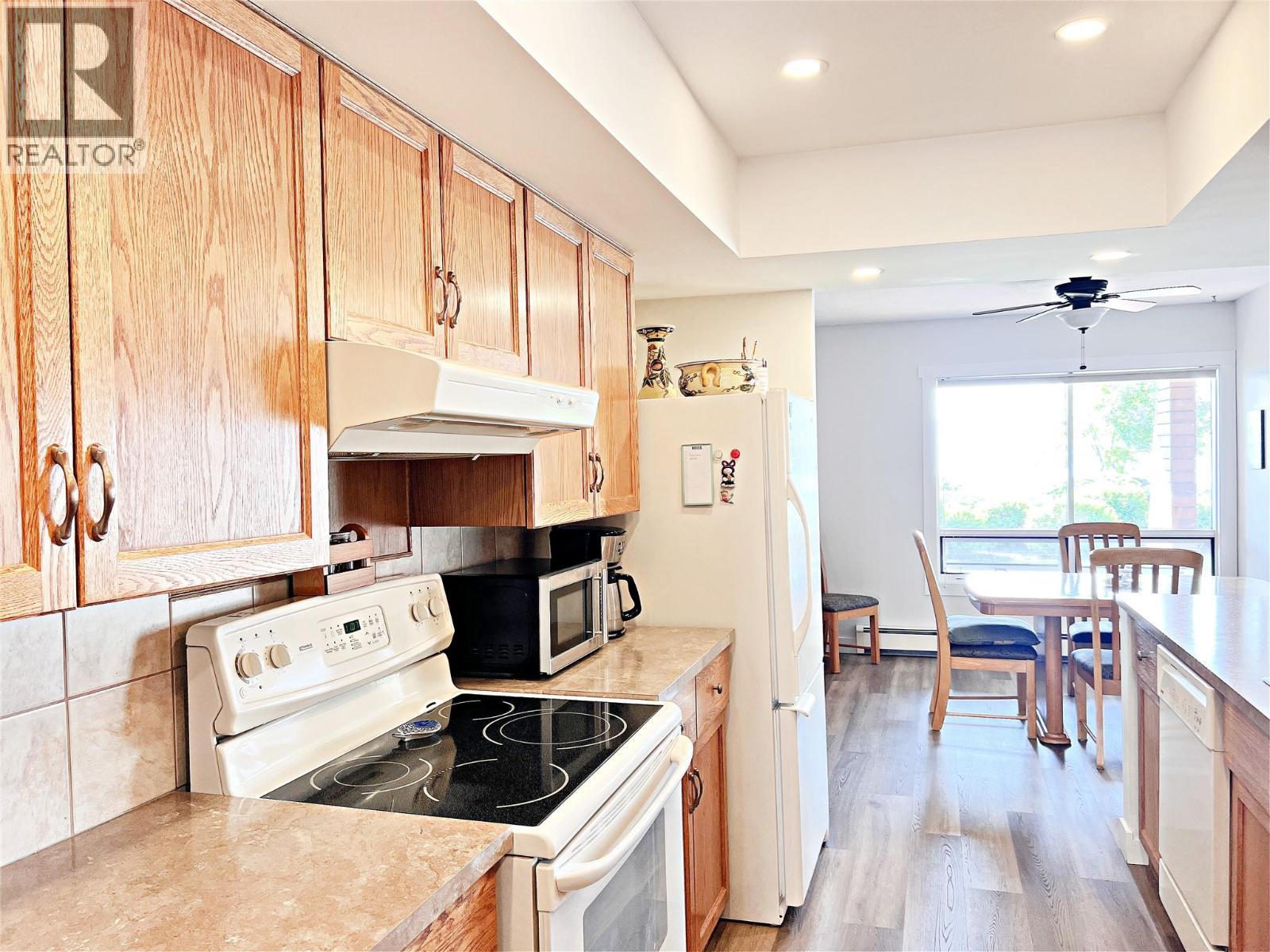 4340A Beach Avenue Unit# 102, Peachland, BC - Indoor Photo Showing Kitchen