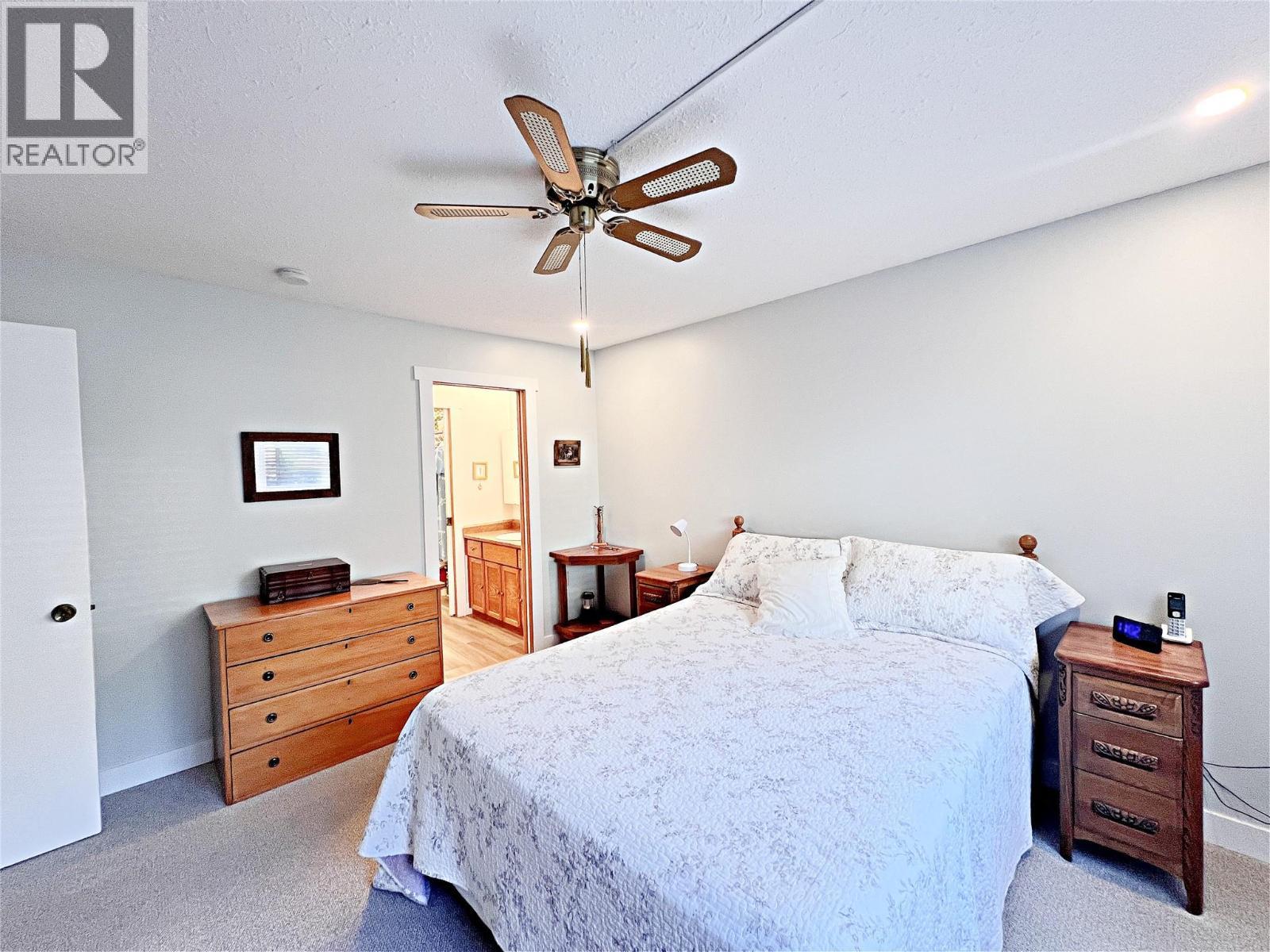 4340A Beach Avenue Unit# 102, Peachland, BC - Indoor Photo Showing Bedroom