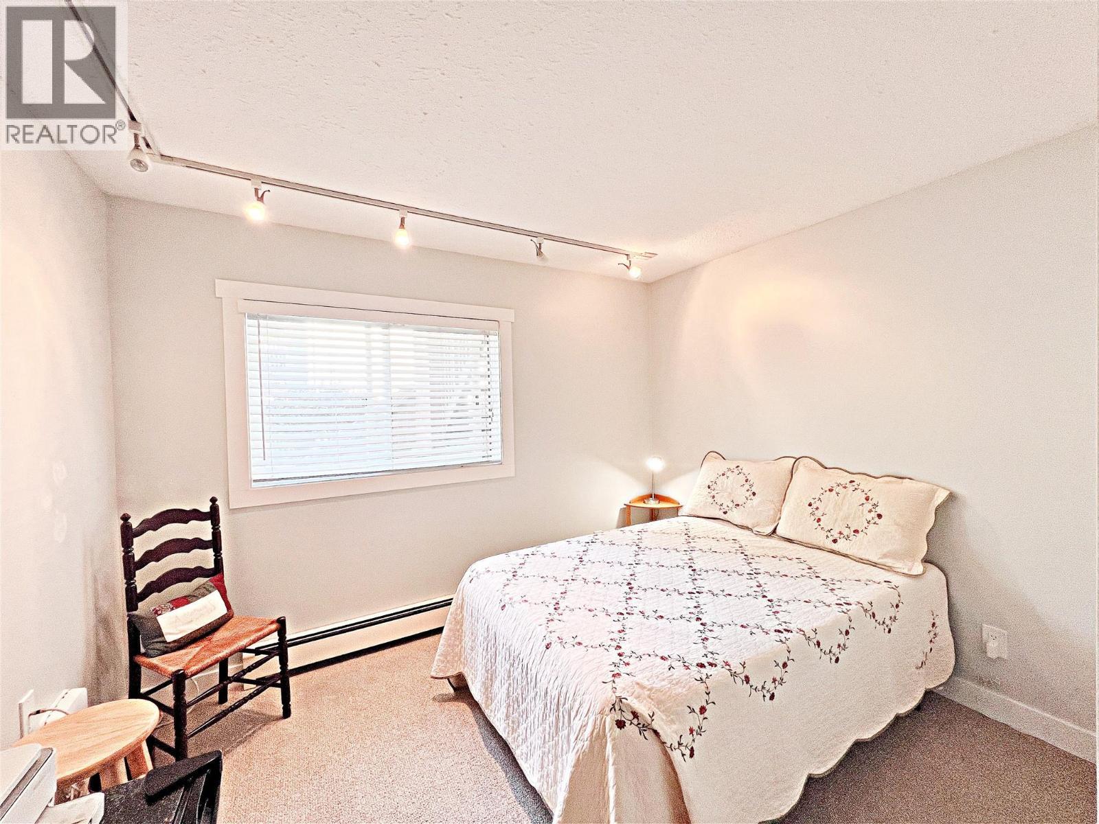 4340A Beach Avenue Unit# 102, Peachland, BC - Indoor Photo Showing Bedroom