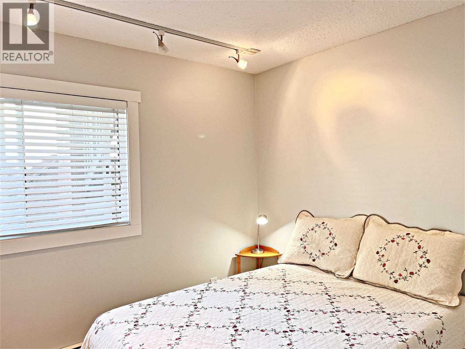 4340A Beach Avenue Unit# 102, Peachland, BC - Indoor Photo Showing Bedroom