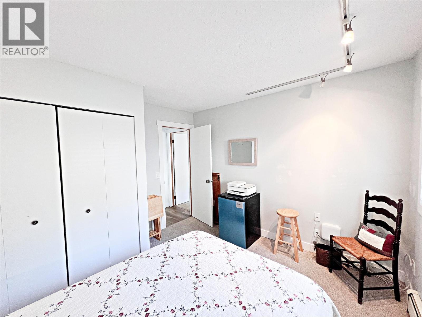 4340A Beach Avenue Unit# 102, Peachland, BC - Indoor Photo Showing Bedroom