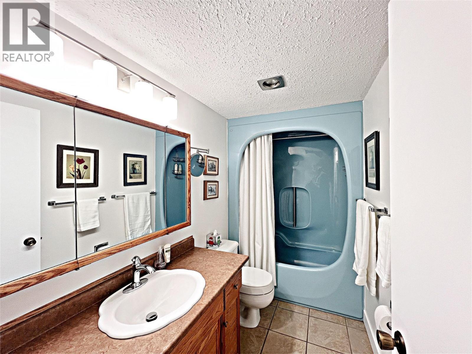 4340A Beach Avenue Unit# 102, Peachland, BC - Indoor Photo Showing Bathroom
