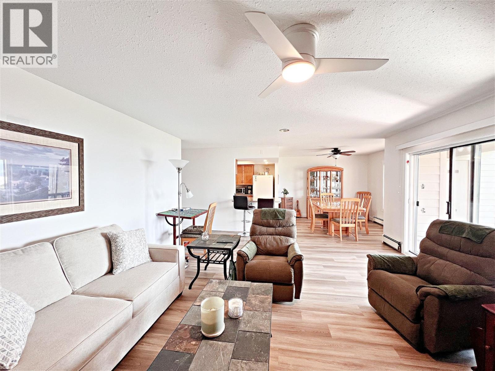 4340A Beach Avenue Unit# 102, Peachland, BC - Indoor Photo Showing Living Room
