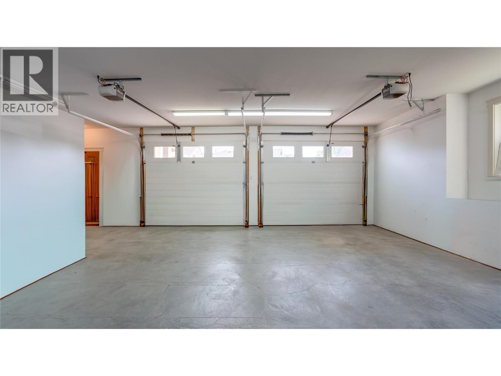 567 Mt Ida Drive, Coldstream, BC - Indoor Photo Showing Garage