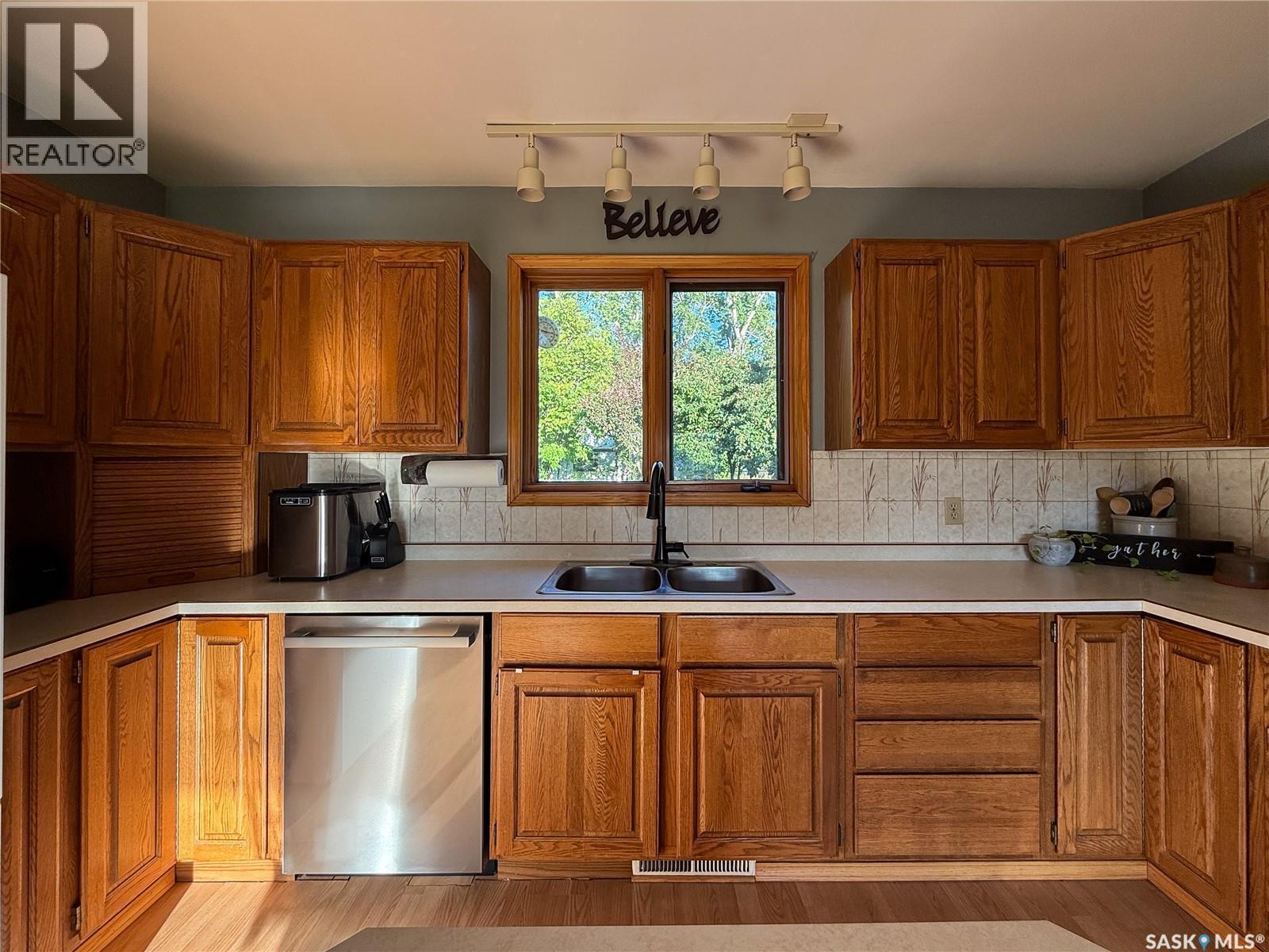 223 Riverside Boulevard, Eastend, SK - Indoor Photo Showing Kitchen With Double Sink
