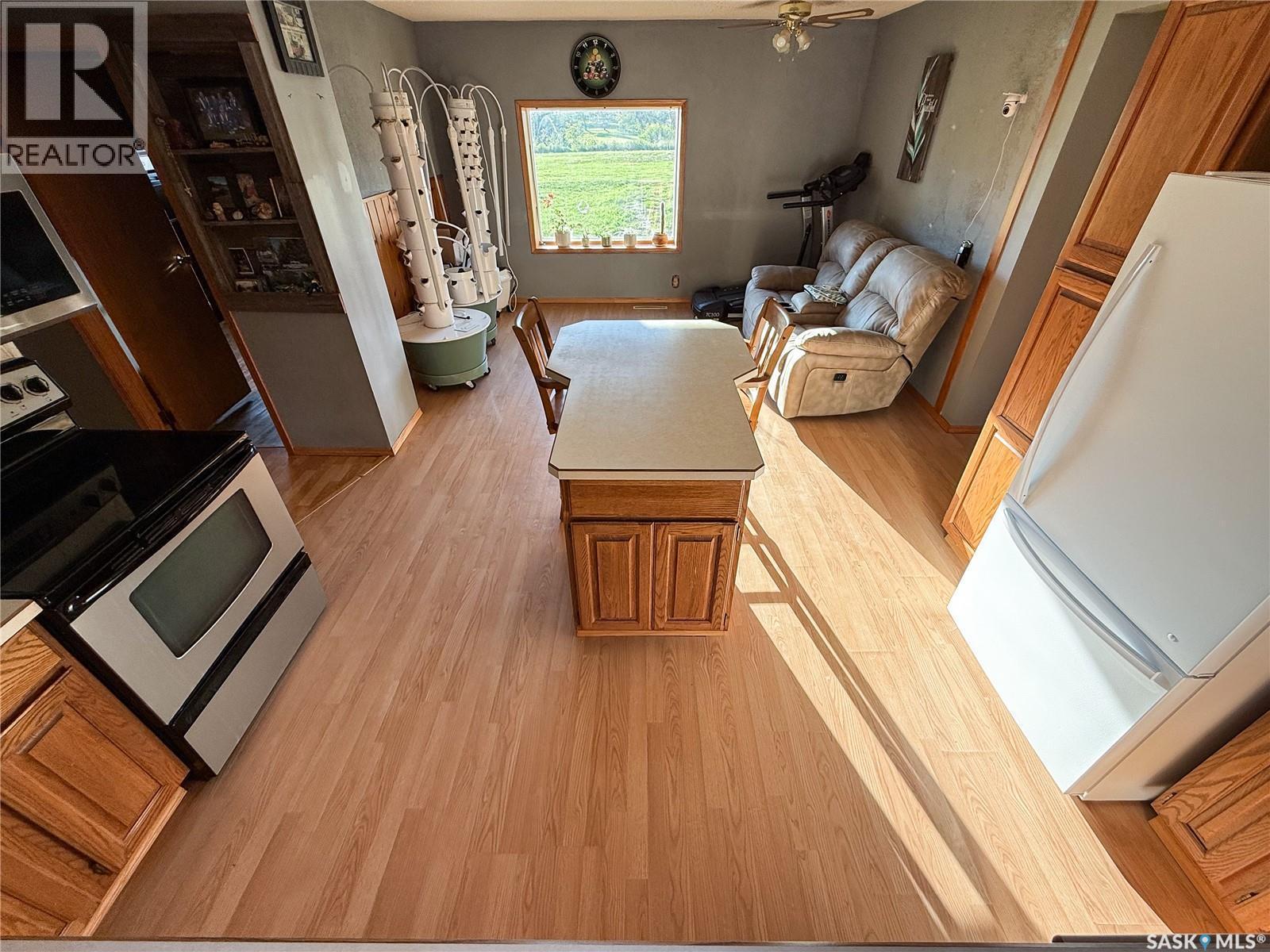 223 Riverside Boulevard, Eastend, SK - Indoor