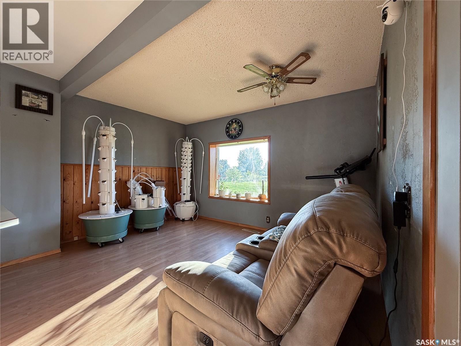 223 Riverside Boulevard, Eastend, SK - Indoor