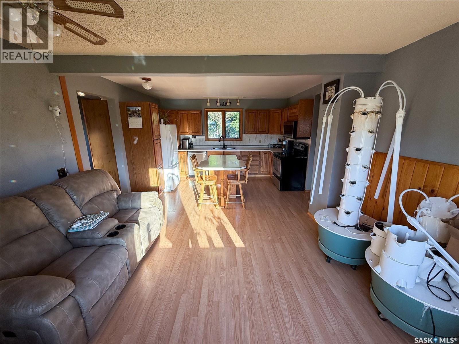 223 Riverside Boulevard, Eastend, SK - Indoor Photo Showing Living Room