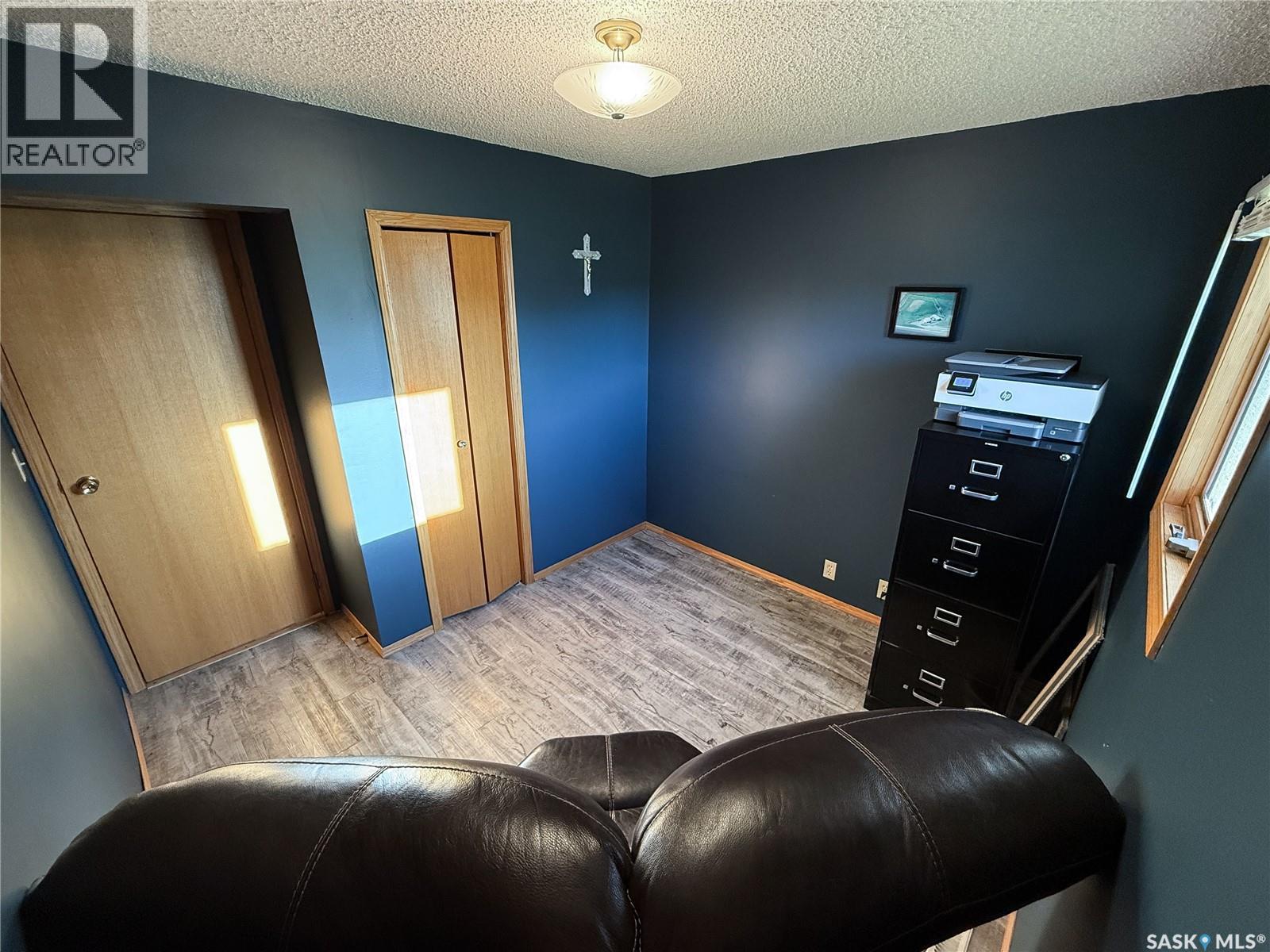223 Riverside Boulevard, Eastend, SK - Indoor