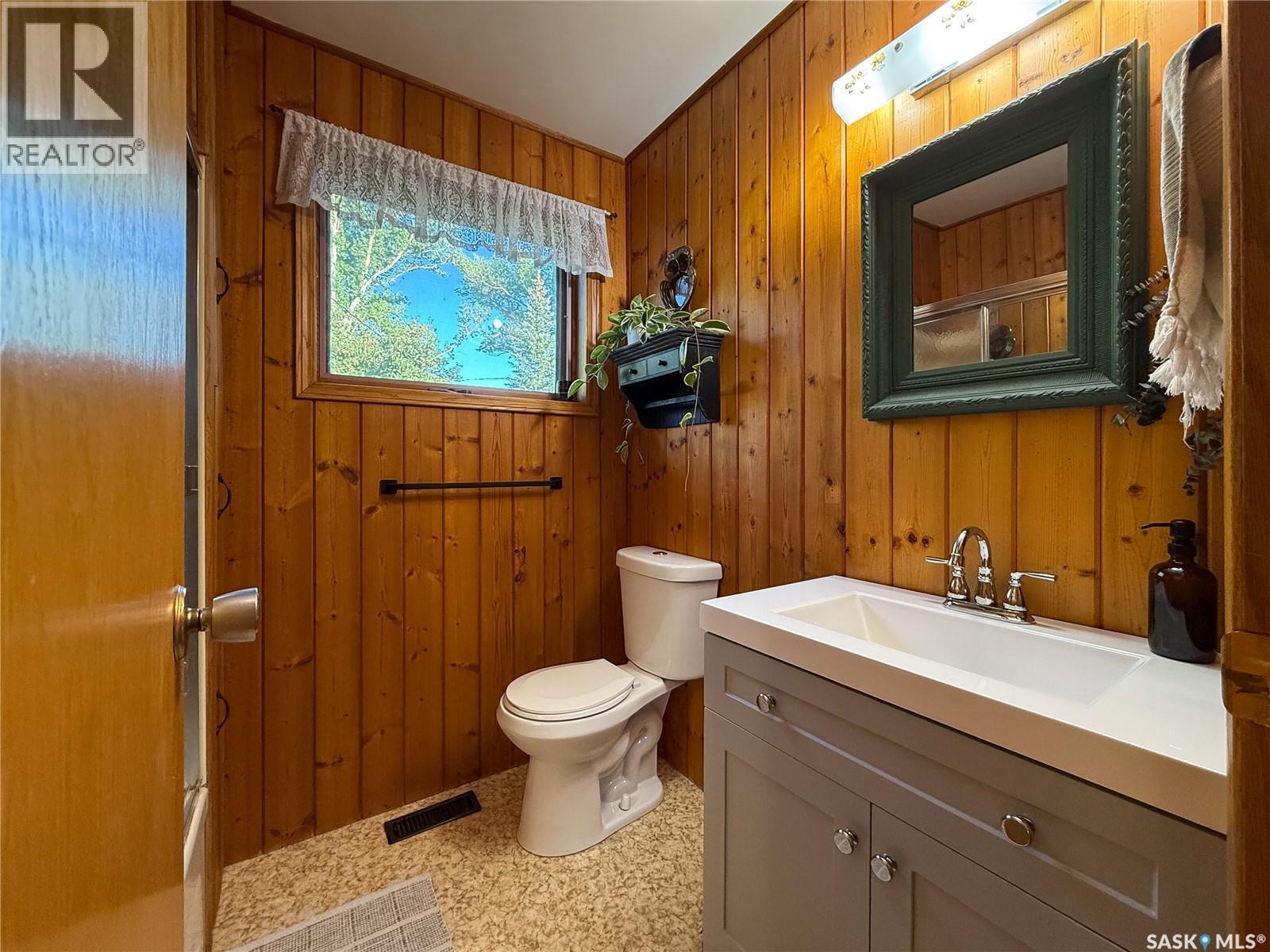 223 Riverside Boulevard, Eastend, SK - Indoor Photo Showing Bathroom