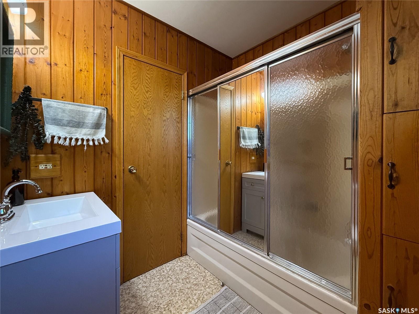 223 Riverside Boulevard, Eastend, SK - Indoor Photo Showing Bathroom