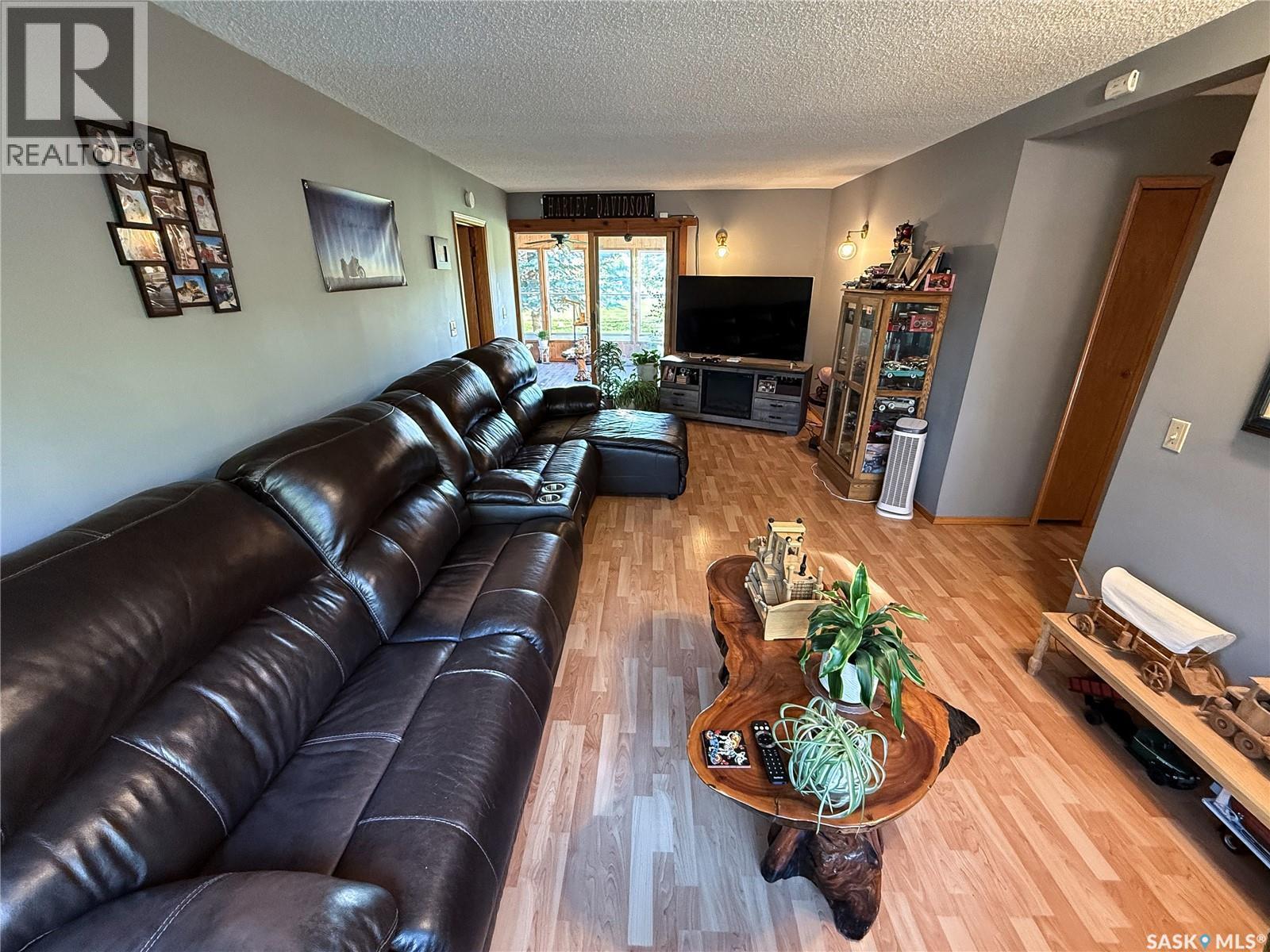223 Riverside Boulevard, Eastend, SK - Indoor Photo Showing Living Room