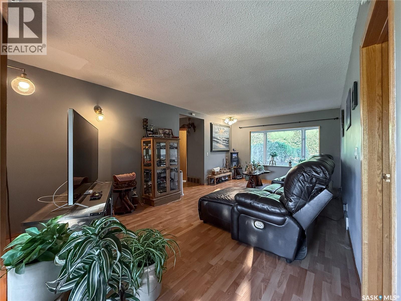 223 Riverside Boulevard, Eastend, SK - Indoor Photo Showing Living Room