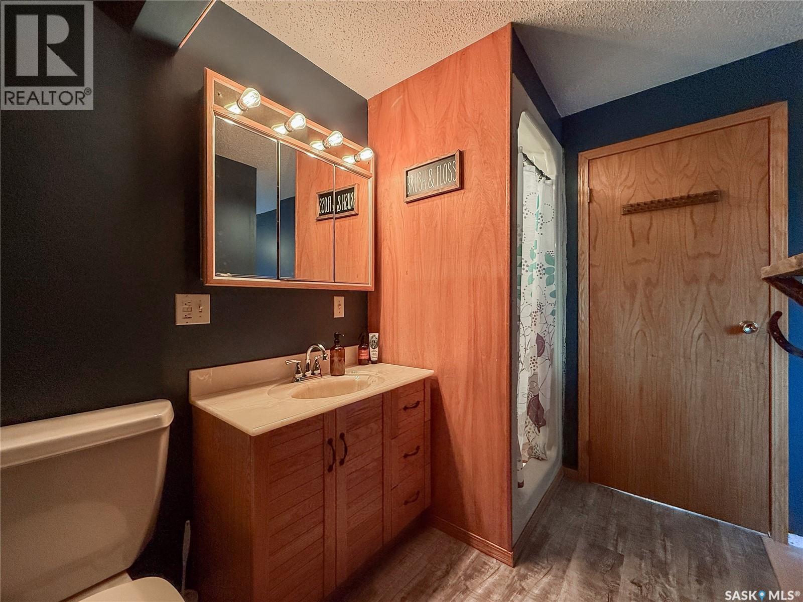 223 Riverside Boulevard, Eastend, SK - Indoor Photo Showing Bathroom