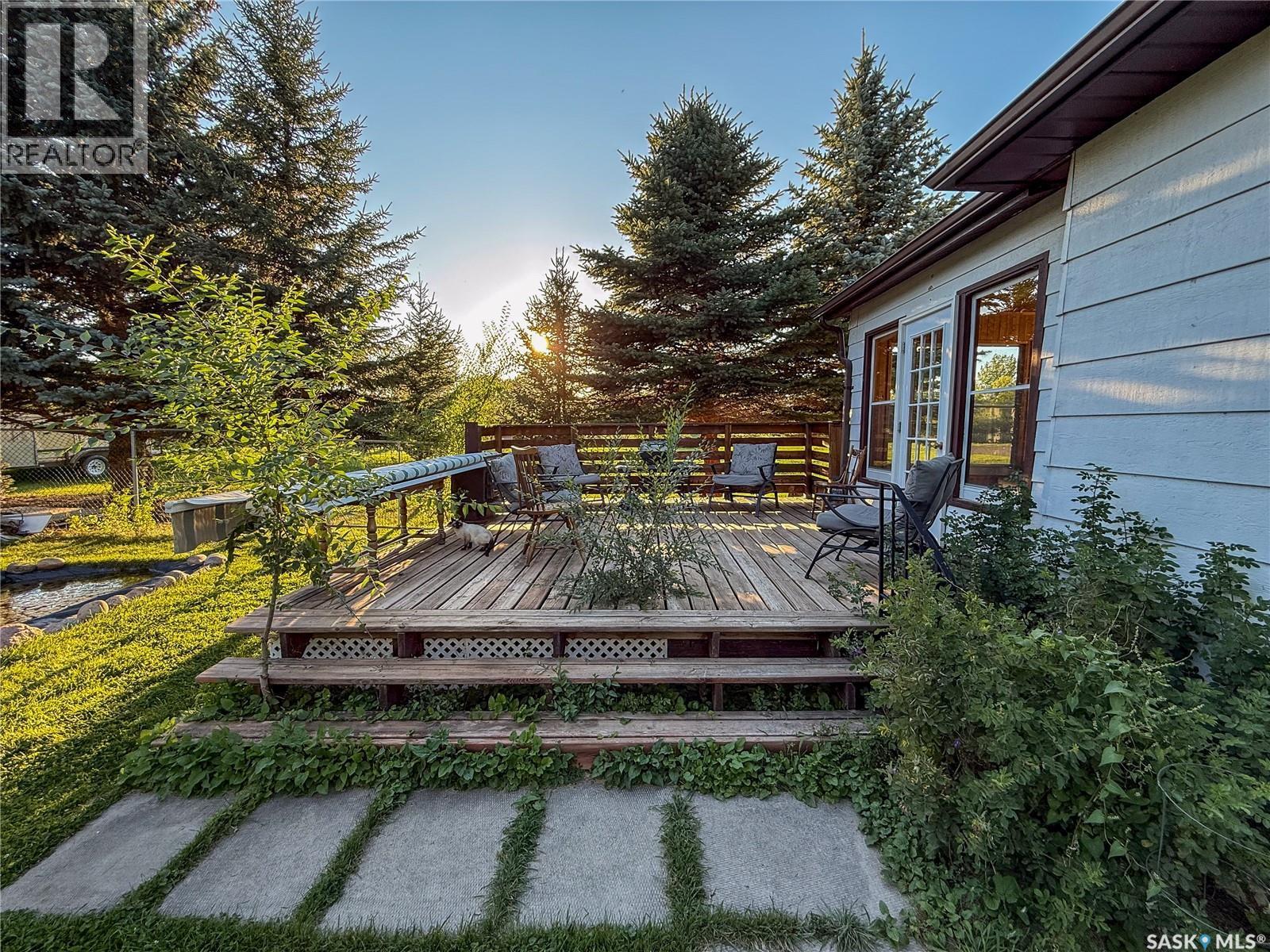 223 Riverside Boulevard, Eastend, SK - Outdoor