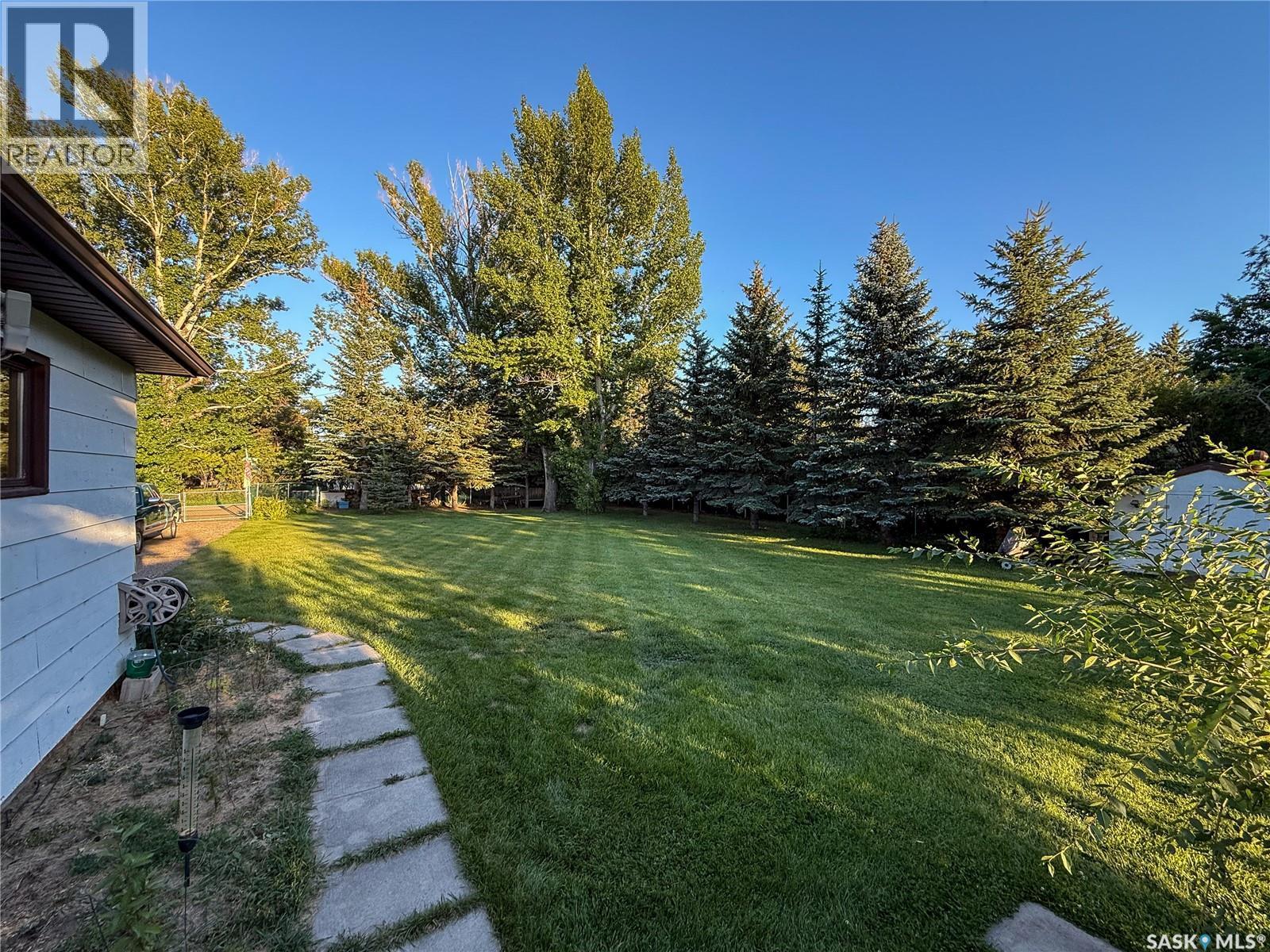223 Riverside Boulevard, Eastend, SK - Outdoor