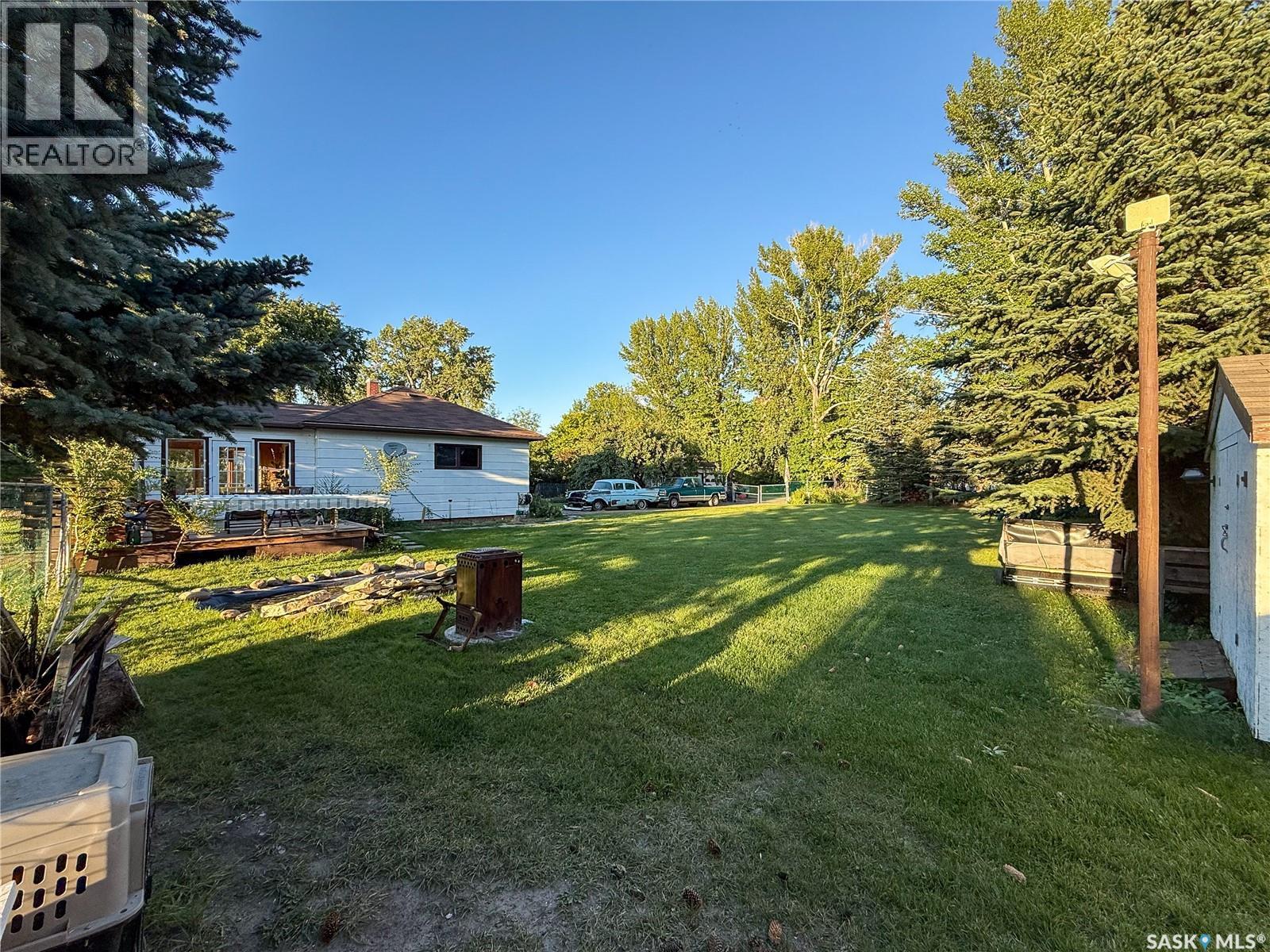 223 Riverside Boulevard, Eastend, SK - Outdoor