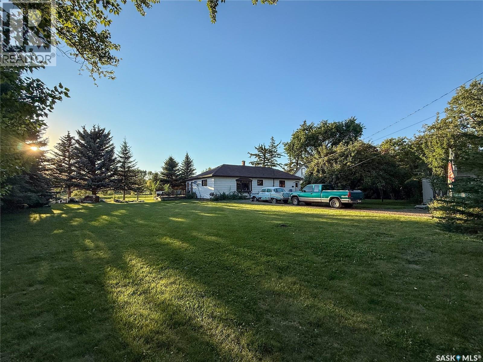 223 Riverside Boulevard, Eastend, SK - Outdoor