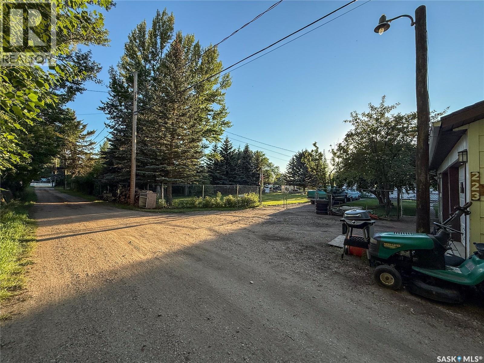 223 Riverside Boulevard, Eastend, SK - Outdoor