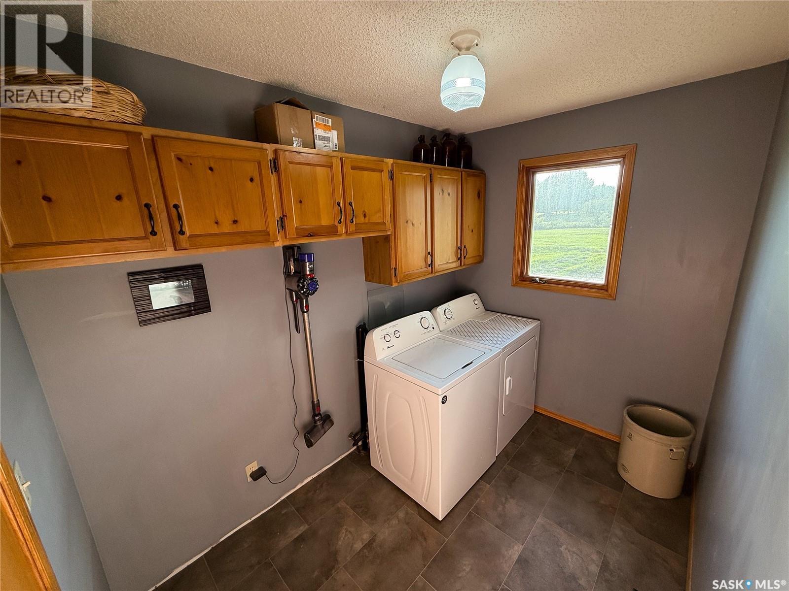 223 Riverside Boulevard, Eastend, SK - Indoor Photo Showing Laundry Room