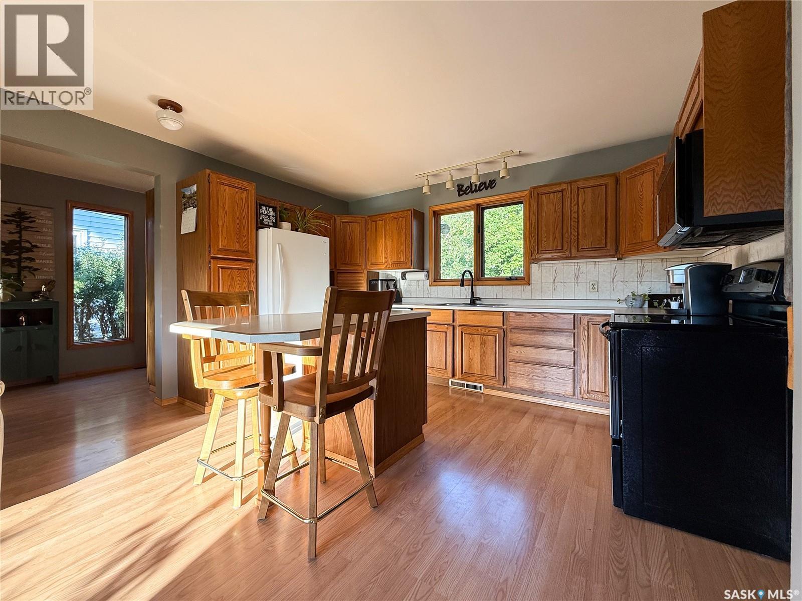 223 Riverside Boulevard, Eastend, SK - Indoor