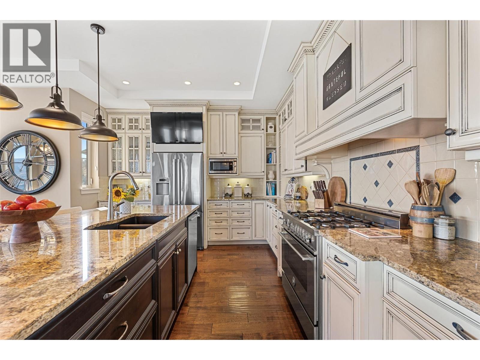 3211 Pinot Noir Place, West Kelowna, BC - Indoor Photo Showing Kitchen With Double Sink With Upgraded Kitchen