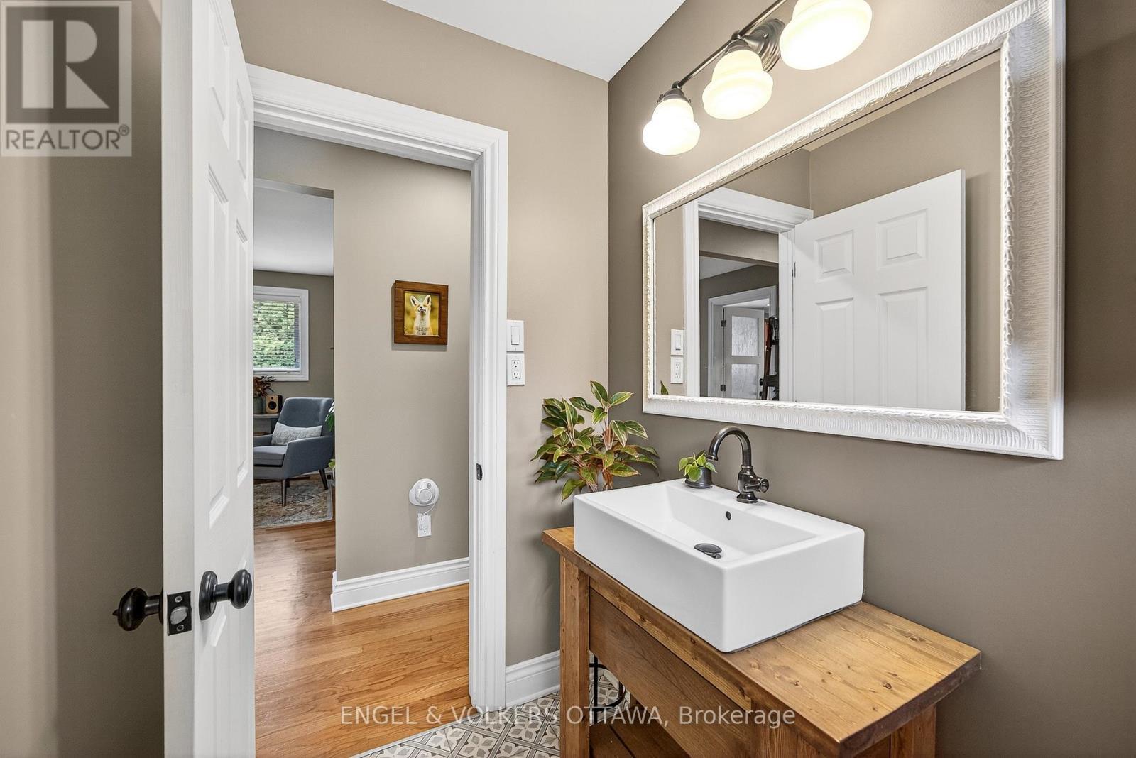 6 Foothills Drive, Ottawa, ON