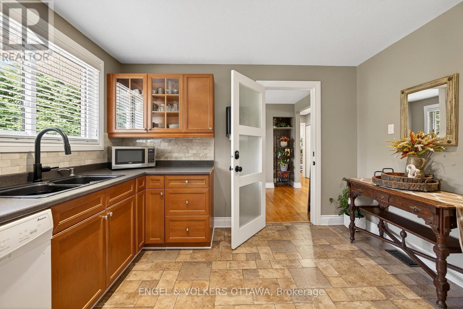 6 Foothills Drive, Ottawa, ON