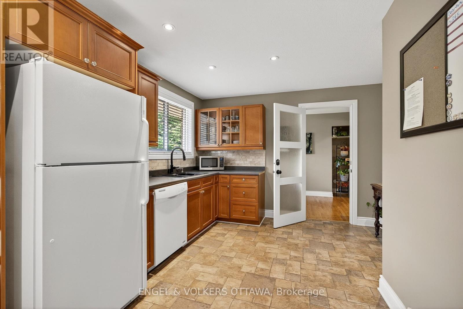 6 Foothills Drive, Ottawa, ON