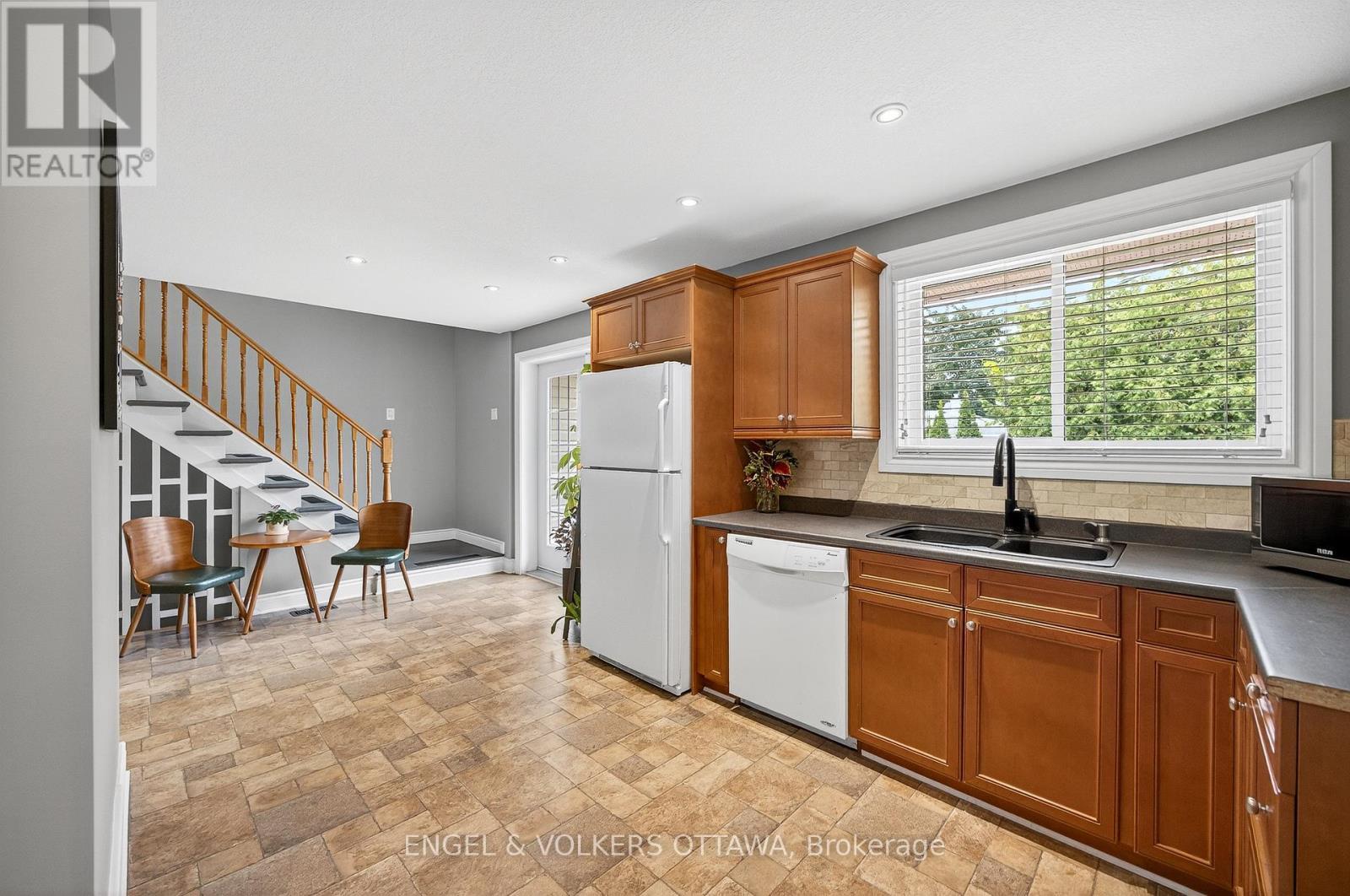 6 Foothills Drive, Ottawa, ON