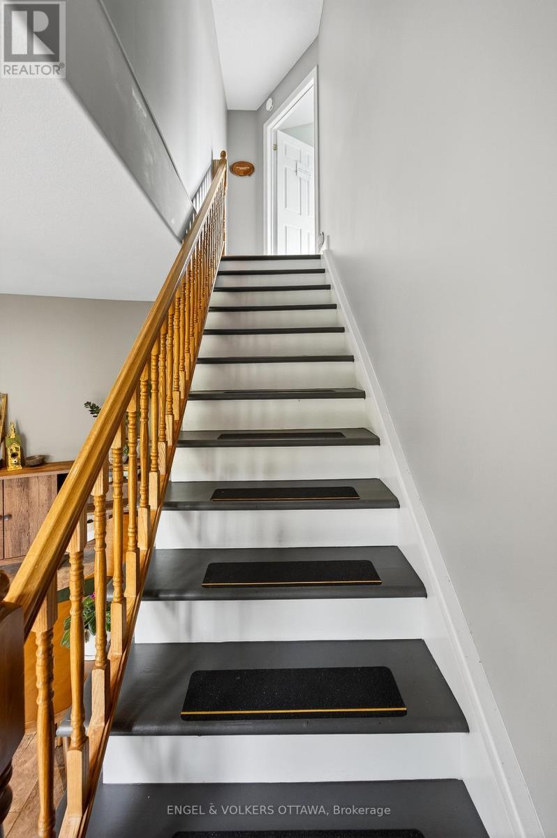 6 Foothills Drive, Ottawa, ON