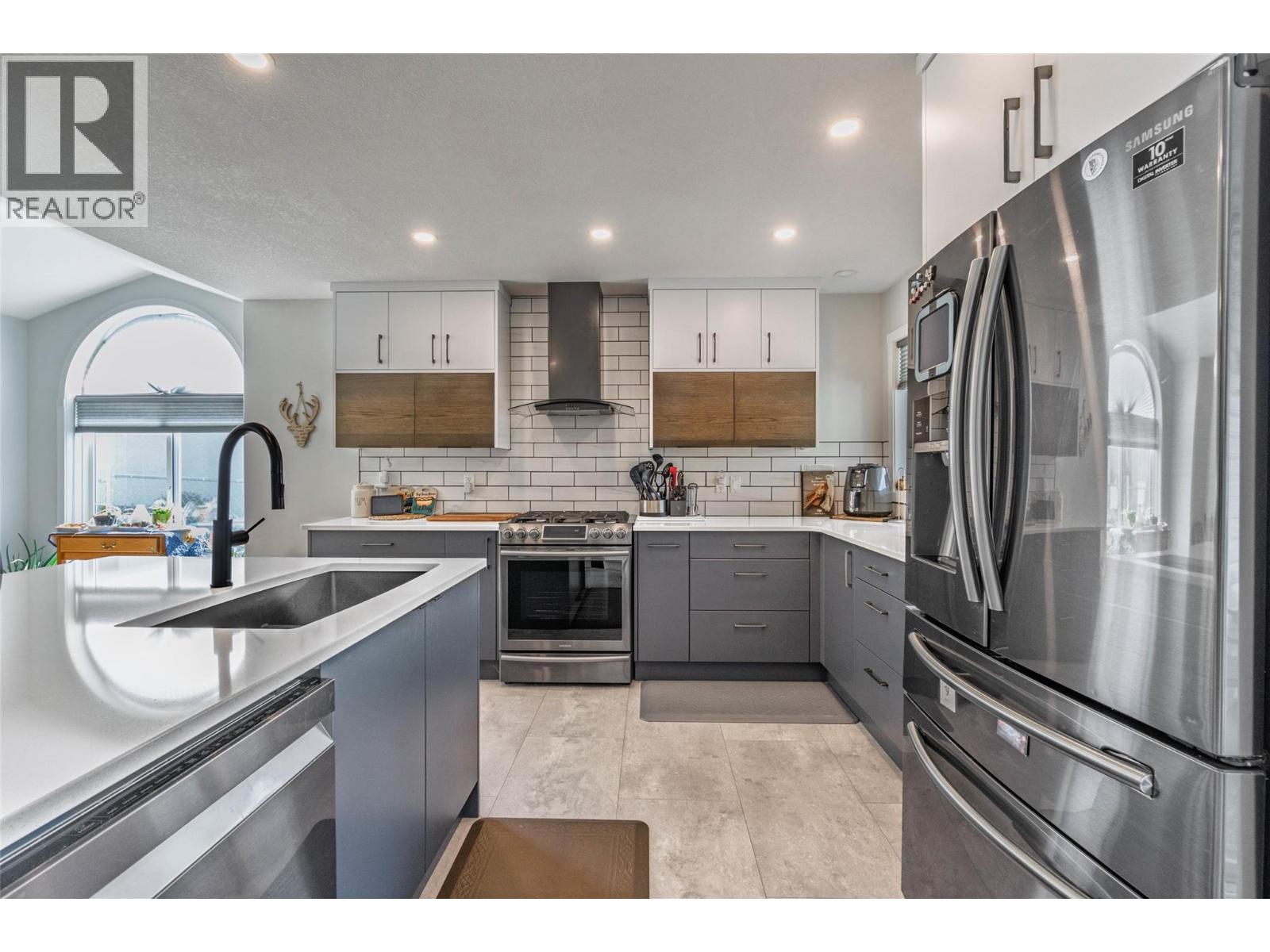 323 Riesling Place, Oliver, BC - Indoor Photo Showing Kitchen With Upgraded Kitchen