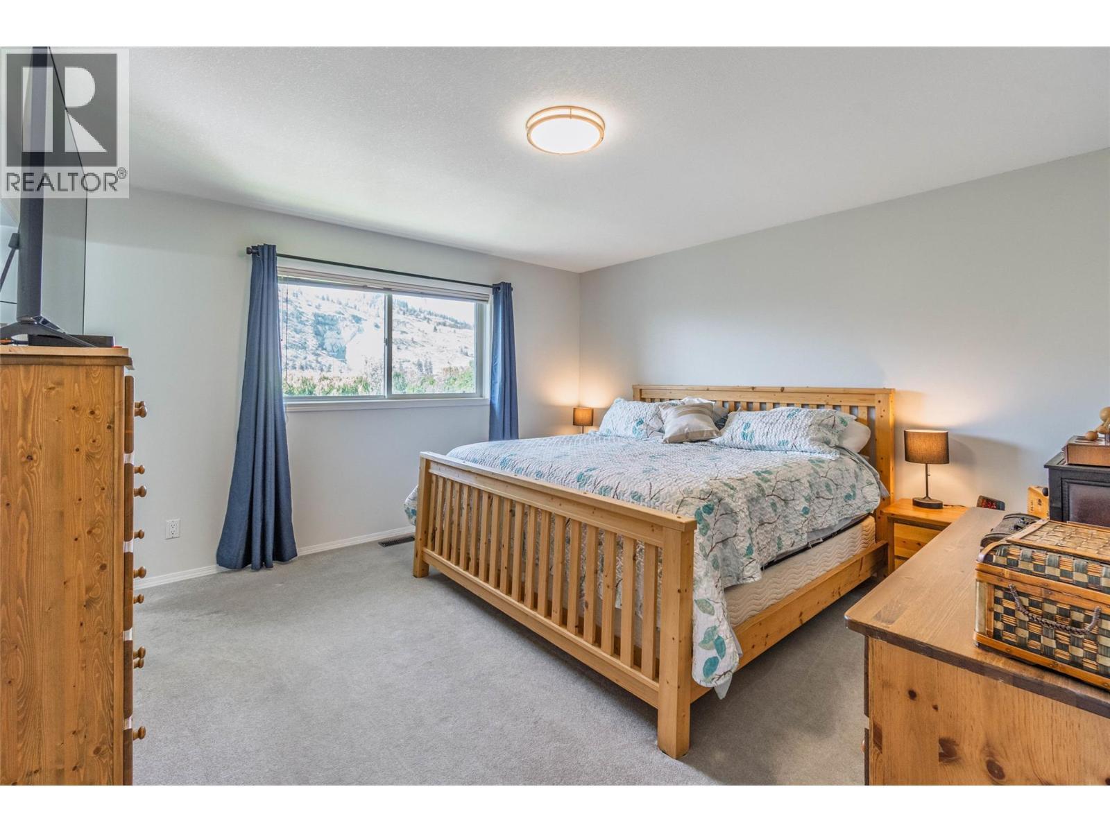 323 Riesling Place, Oliver, BC - Indoor Photo Showing Bedroom