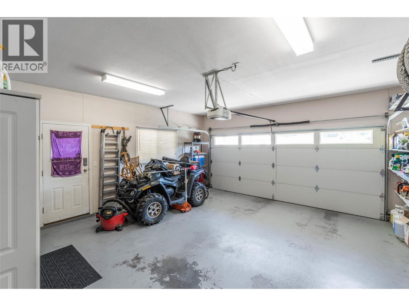 323 Riesling Place, Oliver, BC - Indoor Photo Showing Garage
